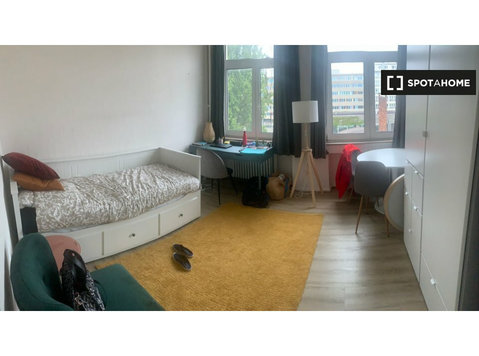 Room for rent in 3-bedroom apartment in Ixelles, Brussels - Til Leie