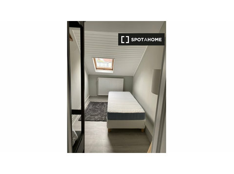Room for rent in 3-bedroom apartment in Ixelles, Brussels - De inchiriat