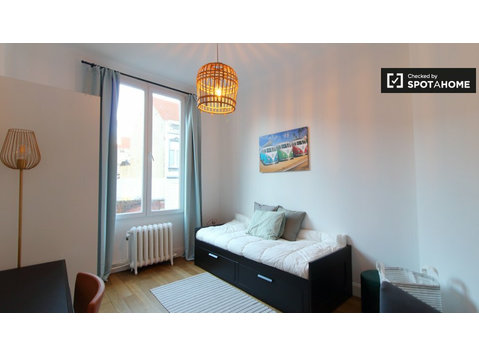 Molenbeek, Brüksel'de 3 yatak odalı dairede kiralık oda - Kiralık