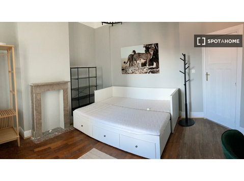 Room for rent in 3-bedroom apartment in Molenbeek, Brussels - Aluguel
