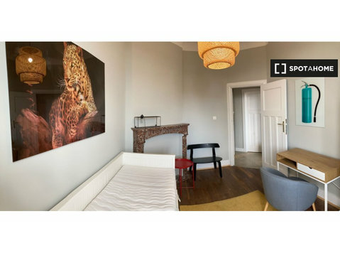 Room for rent in 3-bedroom apartment in Molenbeek, Brussels - For Rent