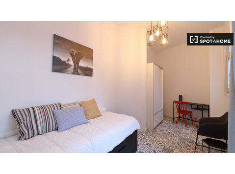 Molenbeek, Brüksel'de 3 yatak odalı dairede kiralık oda - Kiralık