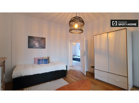 Zimmer zu vermieten in 3-Zimmer-Wohnung in Molenbeek,… - Zu Vermieten