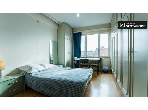 Room for rent in 3-bedroom apartment in Schaerbeek, Brussels - For Rent