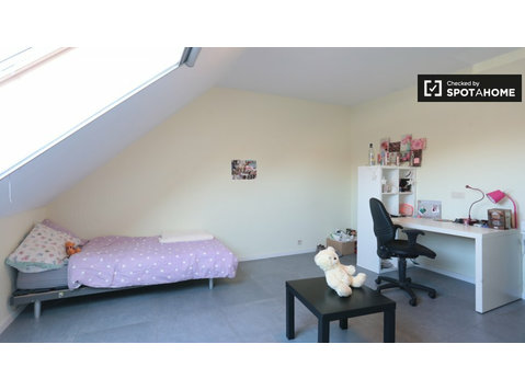 Room for rent in 4-bedroom apartment in Anderlecht, Brussels - השכרה