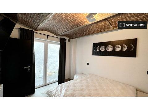 Room for rent in 4-bedroom apartment in Brussels - Ενοικίαση