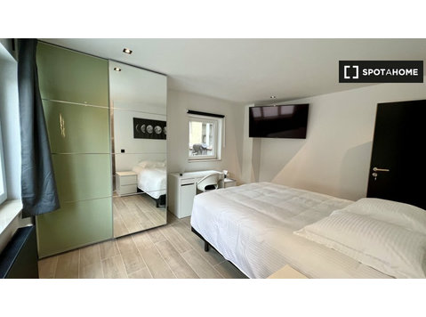 Room for rent in 4-bedroom apartment in Brussels - Til leje