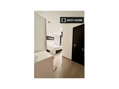 Chambre dans un appartement de 4 chambres à Bruxelles - À louer