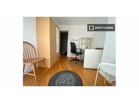 Room for rent in 4-bedroom apartment in Etterbeek, Brussels - Disewakan
