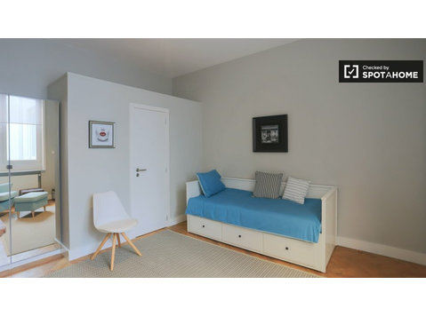 Room for rent in 4-bedroom apartment in European Quarter - השכרה