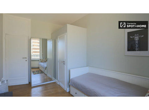 Avrupa Mahallesi'nde 4 yatak odalı dairede kiralık oda - Kiralık