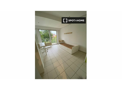Zimmer zu vermieten in 4-Zimmer-Wohnung in Forest, Brüssel - Zu Vermieten