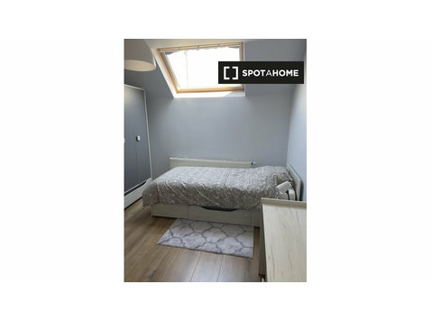 Quarto para alugar em apartamento de 4 quartos em Ixelles,… - Aluguel