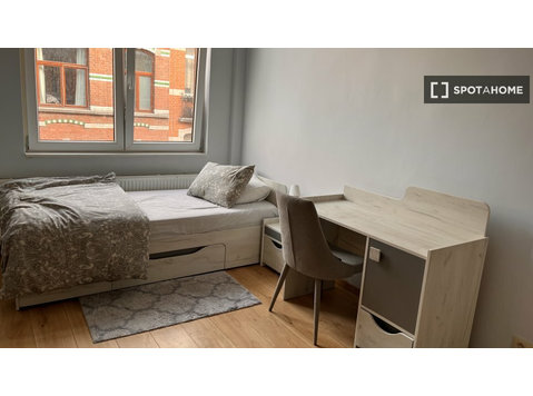 Zimmer zu vermieten in 4-Zimmer-Wohnung in Ixelles, Brüssel - Zu Vermieten