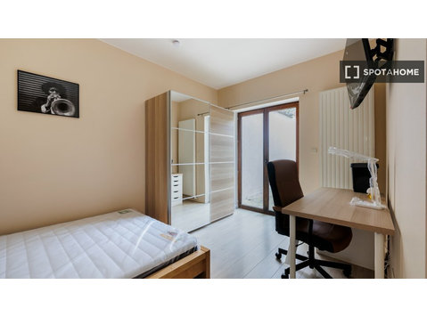 Laeken, Brüksel'de 4 yatak odalı dairede kiralık oda - Kiralık