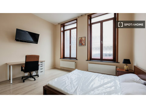 Pokój do wynajęcia w 4-pokojowym mieszkaniu w Laeken w… - Do wynajęcia