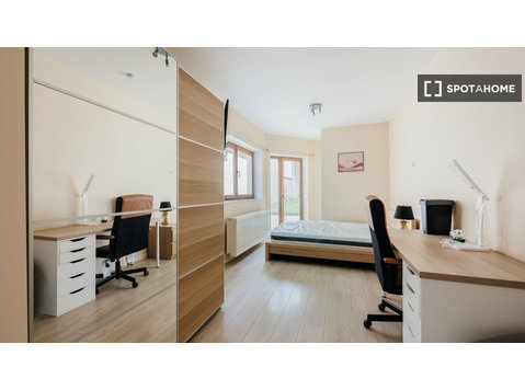 Room for rent in 4-bedroom apartment in Laeken, Brussels - For Rent