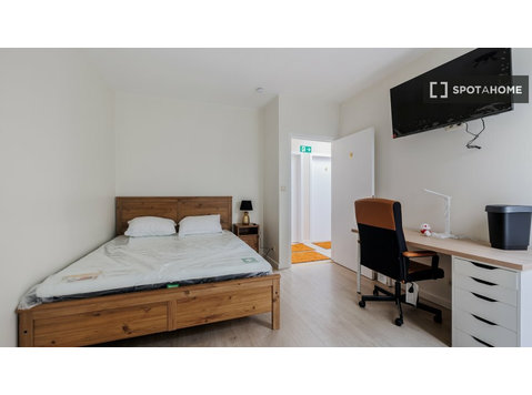 Room for rent in 4-bedroom apartment in Laeken, Brussels - Vuokralle
