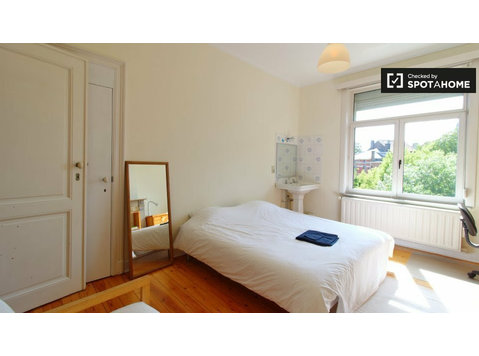Room for rent in 4-bedroom apartment in Saint-Gilles - Cho thuê