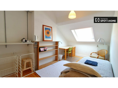 Room for rent in 4-bedroom apartment in Saint-Gilles - 	
Uthyres