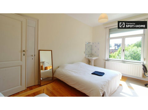 Se alquila habitación en apartamento de 4 dormitorios en… - Alquiler