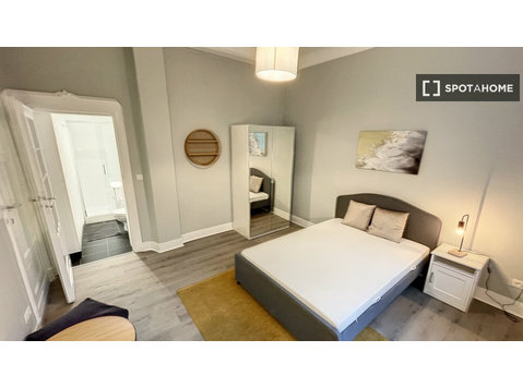 Zimmer zu vermieten in 5-Zimmer-Wohnung in Brüssel - Zu Vermieten