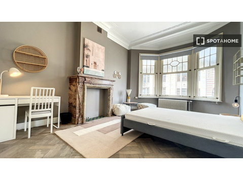 Zimmer zu vermieten in einer 5-Zimmer-Wohnung in Cureghem,… - Zu Vermieten