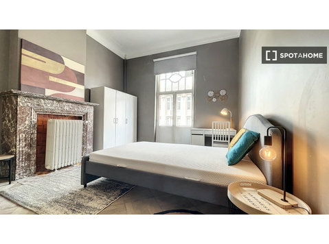 Room for rent in 5-bedroom apartment in Cureghem, Brussels - K pronájmu
