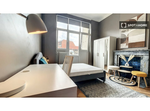 Zimmer zu vermieten in einer 5-Zimmer-Wohnung in Cureghem,… - Zu Vermieten