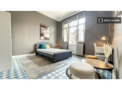 Room for rent in 5-bedroom apartment in Cureghem, Brussels - For Rent
