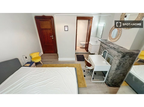 Se alquila habitación en apartamento de 5 habitaciones en… - Alquiler