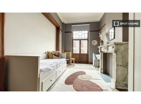 Quarto para alugar em apartamento de 5 quartos em Cureghem,… - Aluguel