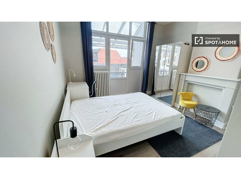 Chambre à louer dans un appartement de 5 chambres à… - À louer