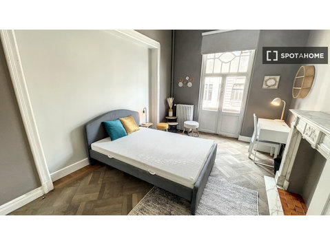 Room for rent in 5-bedroom apartment in Cureghem, Brussels - Izīrē