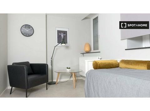 Room for rent in 5-bedroom apartment in European Quarter - השכרה