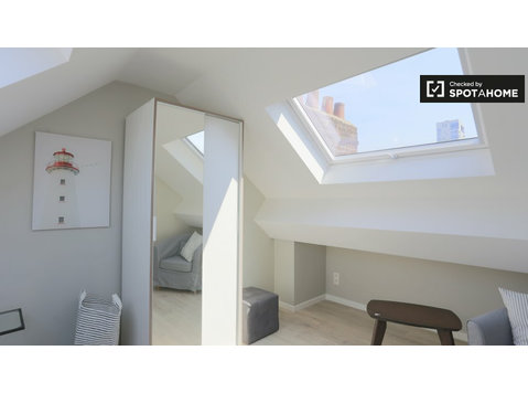 Room for rent in 5-bedroom apartment in European Quarter - Izīrē