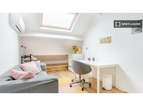 Room for rent in 5-bedroom apartment in Tervuren, Brussels - For Rent