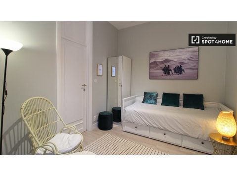 Aluga-se quarto em apartamento de 5 quartos no Bairro… - Aluguel