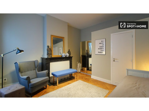 Room for rent in 5-bedroom apartment in the European Quarter - Te Huur