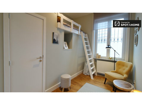 Zimmer zu vermieten in 5-Zimmer-Wohnung im Europaviertel - Zu Vermieten