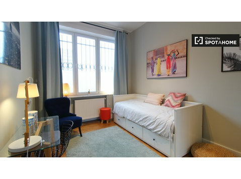 Zimmer zu vermieten in 5-Zimmer-Wohnung im Europaviertel - Zu Vermieten