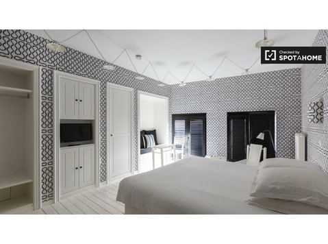 Room for rent in 5-bedroom house, Sablon, Brussels - 出租