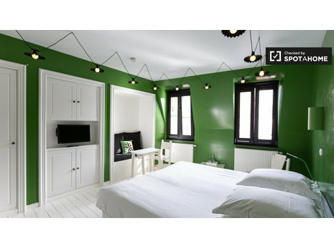 Room for rent in 5-bedroom house, Sablon, Brussels - השכרה