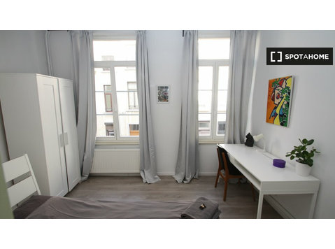 Room for rent in 5-bedroom house in Brussels - For Rent