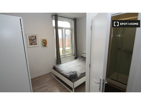 Stanza in affitto in casa con 5 camere da letto a Bruxelles - In Affitto