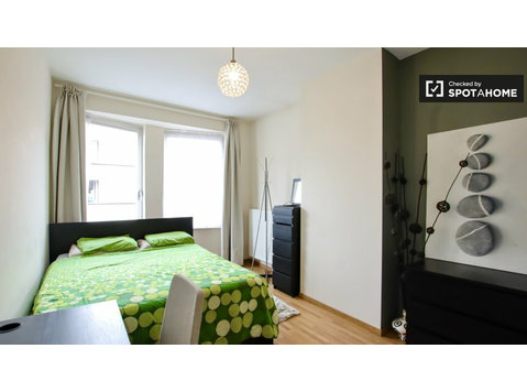 Room for rent in 5-bedroom house in Schaerbeek, Brussels - For Rent