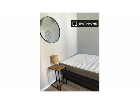 Room for rent in 6-bedroom apartment in Brussels - De inchiriat