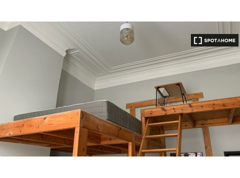 Se alquila habitación en piso de 6 habitaciones en Bruselas - Alquiler
