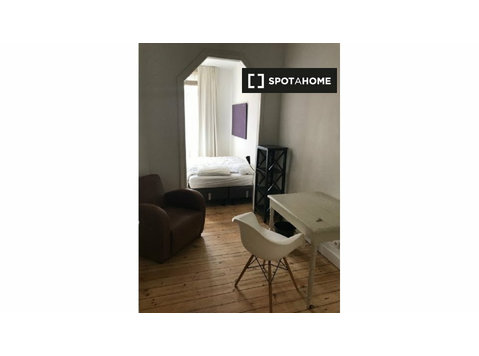Room for rent in 6-bedroom apartment in Etterbeek, Brussels - Под наем