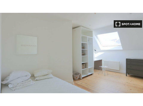 Room for rent in 6-bedroom apartment in Etterbeek, Brussels - 出租